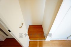 物が散らかりやすいリビングに収納スペースを確保。書類や雑貨をひとまとめにできまるため、お部屋をすっきりさせることが出来ます。