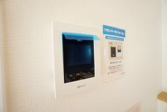 同仕様写真。防犯はもちろん、セールスマン対策にもなるモニター付きインターホンです。お子さん1人での留守番時にも活躍しそうです。