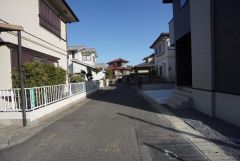 前面道路。住人以外の車の進入も少なく、小さなお子様を持つご家庭にも安心です。