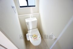温水洗浄機付トイレです。節水機能もあるので、安心して使えますね。もちろん、1階2階の2ヶ所にトイレがあるので、忙しい朝にもゆとりができますね。