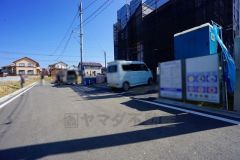 現地（2026年3月11日）撮影。前面道路は広く、車同士がすれ違うスペースが十分にあります。落ち着いた住宅地内で快適な生活を実現してみませんか＾＾