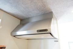 お手入れが簡単なスリム型レンジフードです。調理により発生する油煙や臭いを吸い込み、屋外へ排気してくれます。