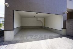 雨の日でも濡れずに乗り降りできる快適なガレージスペース。2台分確保されており、ご夫婦それぞれのお車や来客用としても便利です。