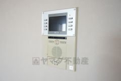 オートロックとモニター付きインターホン装備で女性やお子様も安心。充実のセキュリティで暮らしをサポートします。