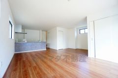 リビングは広々とした設計で、家族が集い、寛ぐ暮らしの空間を演出しています。思い思いの時間を過ごしたり、家族みんなで食事をしたり、素敵な団らんの場になりますね。