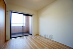 明るい洋室です。ナチュラル色のフローリングで開放的な優しい雰囲気になっています＾＾ベッドや机、ＴＶを置いてもゆとりのある広さです。