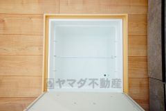 キッチンにある床下収納は、居住スペースを減らさずに買い置きの調味料や非常食などを保管することができます。