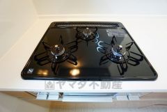 同仕様写真。3種類の料理が同時に調理できる、3口ガスコンロ。忙しい夕食の支度時間が短縮できて嬉しいですね。