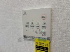 浴室暖房乾燥機付き。天候に左右されず、いつでも好きなときに洗濯物を干せるので、仕事や家事で忙しい方に重宝します。