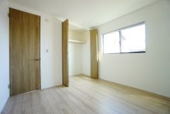 机やベッドを置いても広々とした空間です＾＾日当たりがよく、子供部屋としての利用もおすすめ。クローゼット付きなので、すっきりと整理整頓でき気持ちよく過ごせますね＾＾