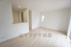リビングは広々とした設計で、家族が集い、寛ぐ暮らしの空間を演出しています。