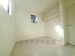 2面採光を確保した明るい室内は、風通しも良く、大変居心地の良い空間となっております。爽やかな風を感じて起きる朝は、快適生活の始まりに。