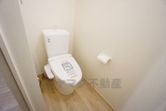 温水洗浄機付トイレです。節水機能もあるので、安心して使えますね。もちろん、1階2階の2ヶ所にトイレがあるので、忙しい朝にもゆとりができますね。