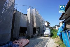 現地（2025年8月）撮影。一戸建ての多いエリア。落ち着いた雰囲気で快適な生活を送れます。