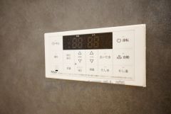 湯量・湯温の設定、そして保温までワンタッチのフルオートバス。便利な追い炊き機能付きです。