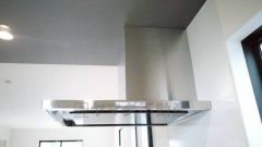 お手入れが簡単なスリム型レンジフードです。調理により発生する油煙や臭いを吸い込み、屋外へ排気してくれます。