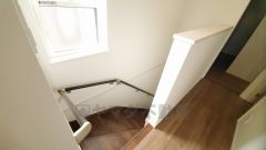 小さなお子様やご高齢の方でも安心できる、手すり付き階段。段差も低めで設定されており、安全性にも優れています。