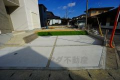 駐車スペースはゆとりある2台分を確保。マイカー用に、お客さま用に、余裕を持ってご利用いただけます。