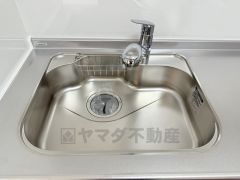 広々とした凸型シンクに洗剤ポケットを標準装備。大きなお鍋など洗いやすいです。