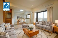 家具はイメージです。大きな窓のあるリビングは、陽光あふれる明るい空間です。居心地良く、ご家族皆がゆったり寛げる憩いの空間となりそうです。