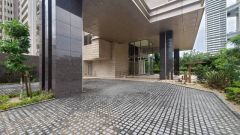 エントランスのドアは全面ガラス張り。スタイリッシュでオフィスビルのような雰囲気ですね。きれいに保たれたエントランスが安らぎに満ちた暮らしへ誘います。