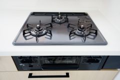 同時にたくさんの料理が調理できる3口コンロ。長時間熱を通しておきたい煮込み料理を作りながら、炒め物など同時進行で進められます。