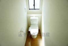 温水洗浄機付トイレです。節水機能もあるので、安心して使えますね。もちろん、1階2階の2ヶ所にトイレがあるので、忙しい朝にもゆとりができますね。