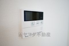 キッチン横からお湯張り、追い炊き、足し湯がボタン一つで楽々操作できる給湯機リモコンです。忙しい夕飯準備の時間帯に重宝しますね。