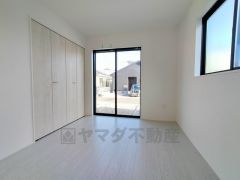 1階洋室。暖かい日差しが差し込む洋室。たっぷり収納できるクローゼット付きでお部屋の中をすっきりと快適に保てます。