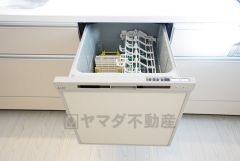 食事の後の手間を解消する食器洗い乾燥機付。冬場の洗い物で手荒れの悩みもなくなります。手洗いよりも節約できて便利。