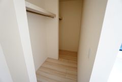 同仕様写真。洋室にはハンガーパイプ付きのウォークインクローゼットが設けられています。たっぷり収納できるので衣替えの心配もいりませんね＾＾