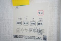 浴室暖房乾燥機付き。天候に左右されず、いつでも好きなときに洗濯物を干せるので、仕事や家事で忙しい方に重宝します。