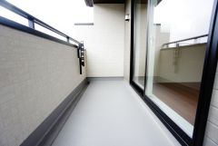 陽当たり、風通し良好なバルコニーになっています＾＾天気のいい日にはお布団もまとめて干せそうですね＾＾