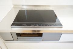 お手入れのしやすいIHクッキングヒーターです。3口コンロなので、効率よくお料理が楽しめます。毎日のお料理も楽しくなりますね＾＾