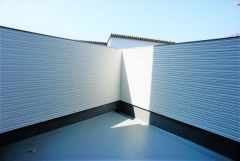 同仕様写真。陽当たりの良いバルコニーです。お洗濯やお布団干しはもちろん、日光浴スペースにも。足元は防水工事施工済です。