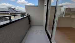 陽当たりの良いバルコニーです。お洗濯やお布団干しはもちろん、日光浴スペースにも。足元は防水工事施工済です。