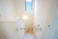 小さなお子様やご高齢の方でも安心できる、手すり付き階段。段差も低めで設定されており、安全性にも優れています。小さなお子様やご高齢の方でも安心できる、手すり付き階段。段差も低めで設定されてお