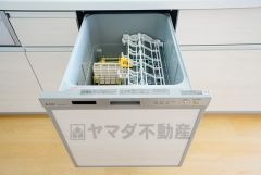 食事の後の手間を解消する食器洗い乾燥機付。冬場の洗い物で手荒れの悩みもなくなります。