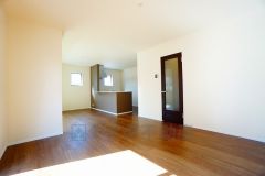 温かみのある雰囲気と、キッチンでの作業性を兼ね備え、家族の笑顔あふれる団らんのひと時をお過ごしいただける設計になっています。