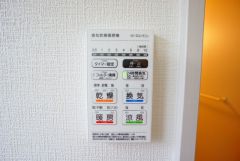 浴室暖房乾燥機には、暖房、乾燥、涼風、換気の4つの機能が付いています。タイマー付きです。換気・雨の日の洗濯も安心です＾＾