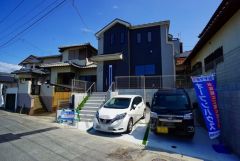 駐車スペースはゆとりある2台分を確保。マイカー用に、お客さま用に、余裕を持ってご利用いただけます。