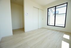 主寝室としてお使いいただけそうなこちらのお部屋は、日当たりが良く、爽やかな風を感じて起きる朝は、快適生活の始まりに。