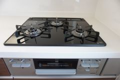 同仕様写真。3種類の料理が同時に調理できる、3口ガスコンロ。忙しい夕食の支度時間が短縮できて効率よくお料理が楽しめます。