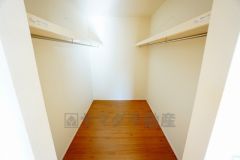 季節物の衣類もスッキリ収納できるウォークインクローゼット。クローゼット内で洋服のコーディネートから着替えまで中で出来るので、部屋が散らかりにくいです。