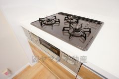 3種類の料理が同時に調理できる、3口ガスコンロ。忙しい夕食の支度時間が短縮できて効率よくお料理が楽しめます。