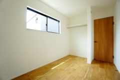 陽当たりの良い明るい室内は、風通しも良く、大変居心地の良い空間となっております。子供部屋としての利用もおすすめ。