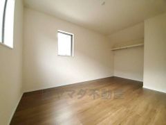 2面採光を確保した明るい室内は、風通しも良く、大変居心地の良い空間となっております。爽やかな風を感じて起きる朝は、快適生活の始まりに。