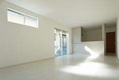 同仕様写真。カウンターキッチンに加えて、リビング階段になっているので、お顔を合わす回数が増え、ぐっと家族の距離が縮まります。
