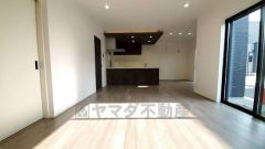 広々とした設計で、家族が集いやすく、くつろぎやすいリビングです。対面式キッチンを中心としたリビングダイニングで家族の会話が弾みそうです。