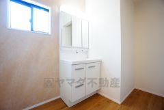 三面鏡つき洗面台。鏡裏にたっぷりとした収納スペースがあります。鏡を閉めてしまえば小物は見えないため、スッキリとした印象の洗面台にできます。